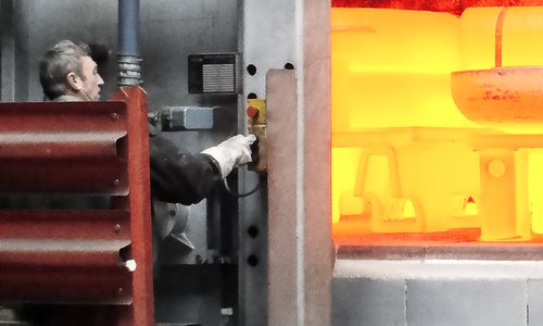 In einer Maschine wird ein Werkstück mit Wärme behandelt.