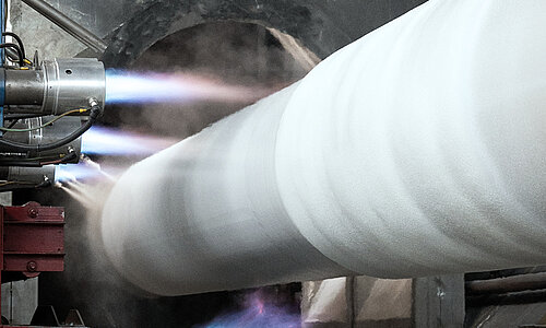Industrielles Rohr während der Wärmebehandlung in einer technischen Anlage.