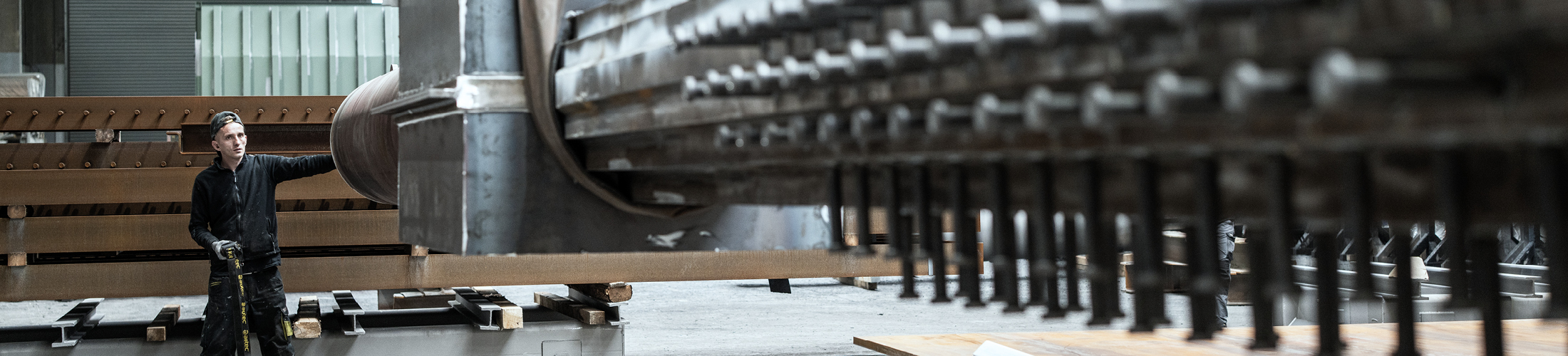 Metallteile in der Vorbereitung für die Beschichtung.