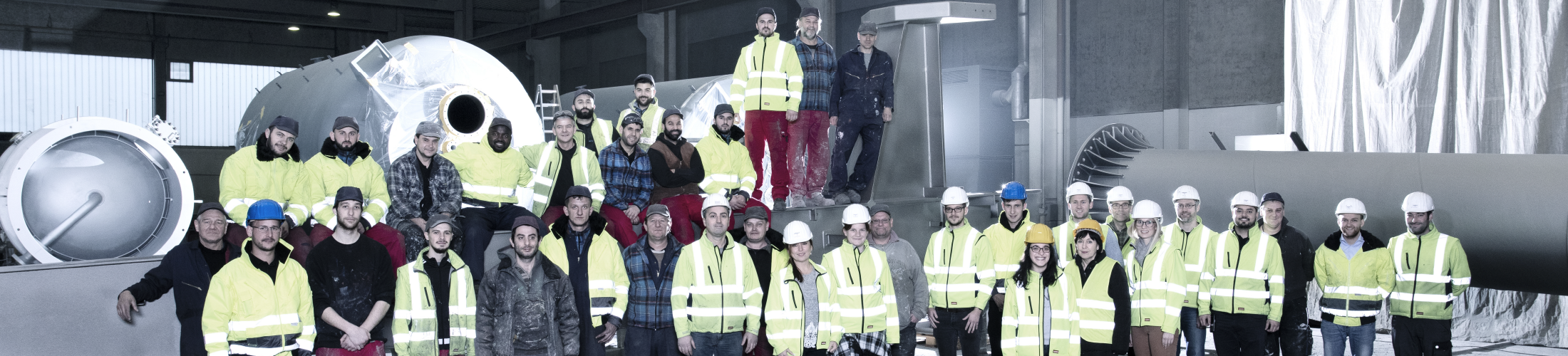 Ein Gruppenbild von den Mitarbeitern und Mitarbeiterinnen von InProCoat im Unternehmen.