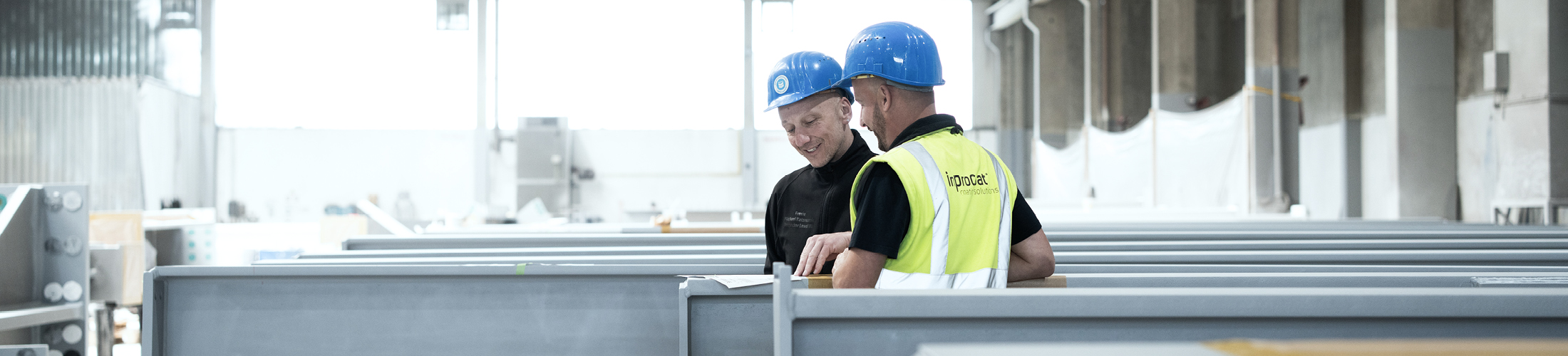 Mitarbeiter von InProCoat mit fertig beschichteten Metallteilen.