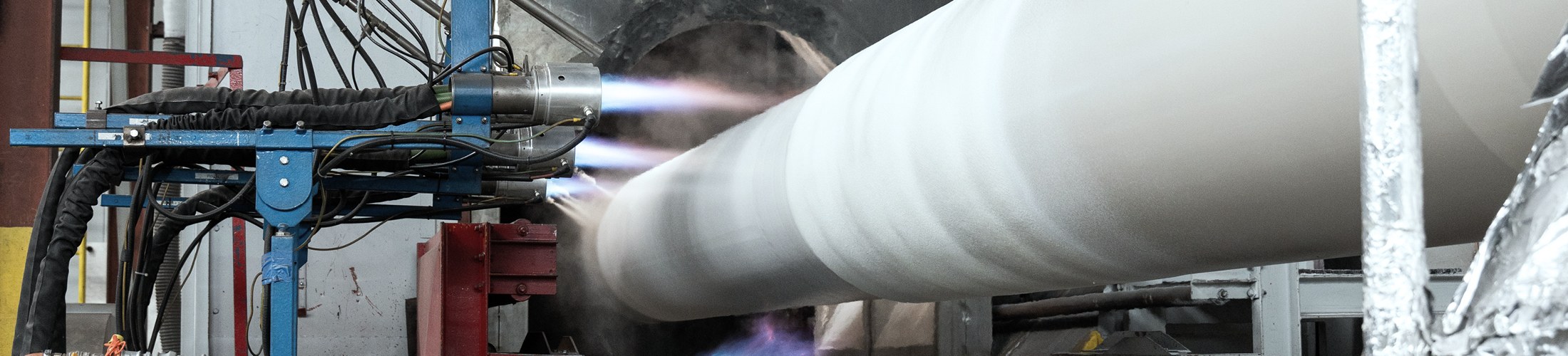 Industrielles Rohr während der Wärmebehandlung in einer technischen Anlage.